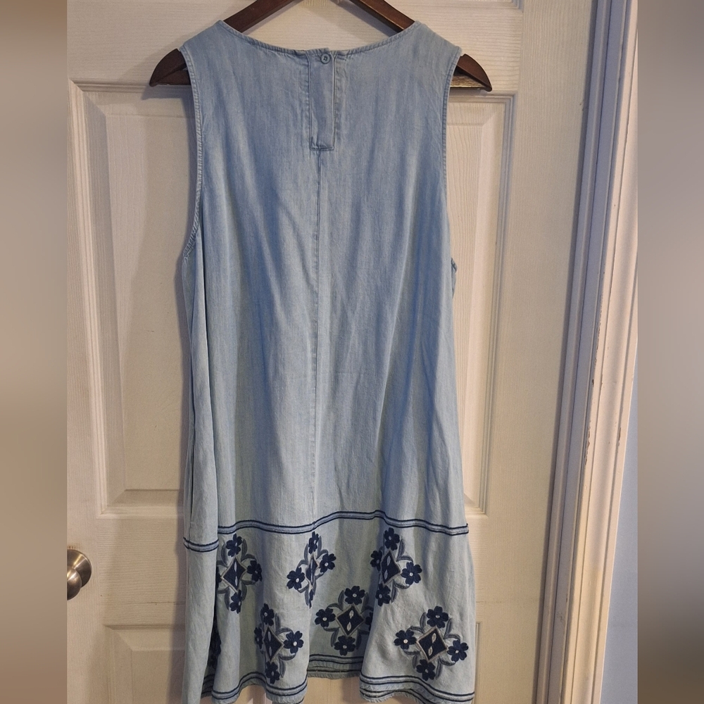 Sleeveless Chambray Embroidered Dress Size XL - Picture 2 of 7